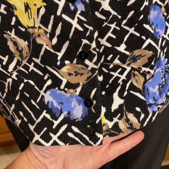 Karen Scott Beautiful button up floral sweater. - Picture 3 of 7